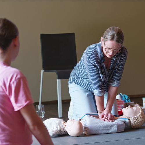 Juliane Kux im Präsenzkurs für Erste Hilfe bei Kindern