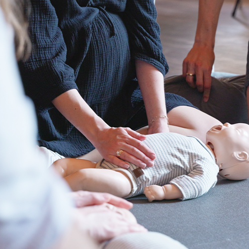 Juliane Kux im Präsenzkurs für Erste Hilfe bei Kindern