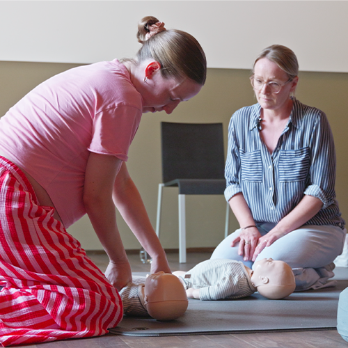 Juliane Kux im Präsenzkurs für Erste Hilfe bei Kindern