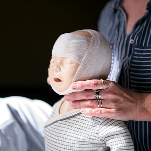 Juliane Kux im Präsenzkurs für Erste Hilfe bei Kindern